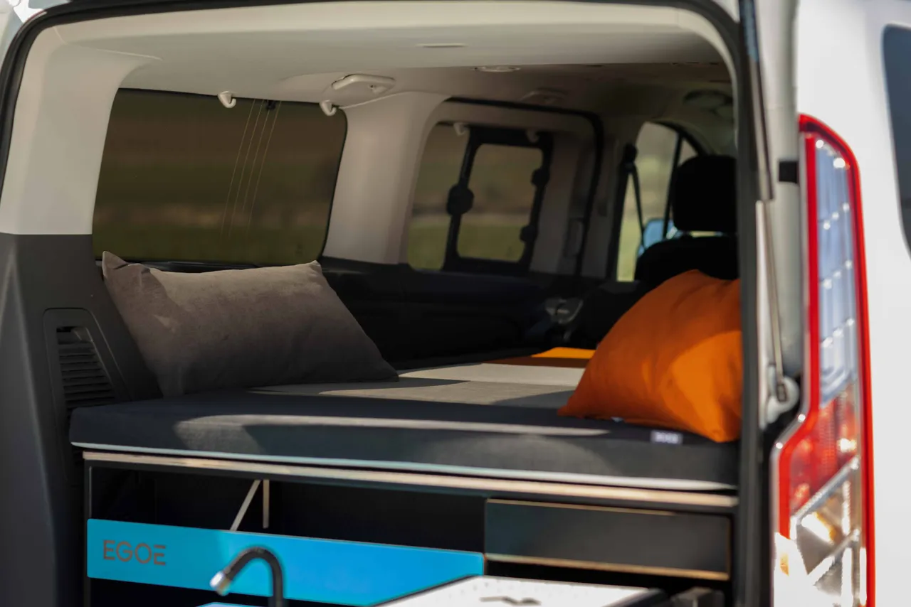 Pár vařící u kempingové vestavby v autě.