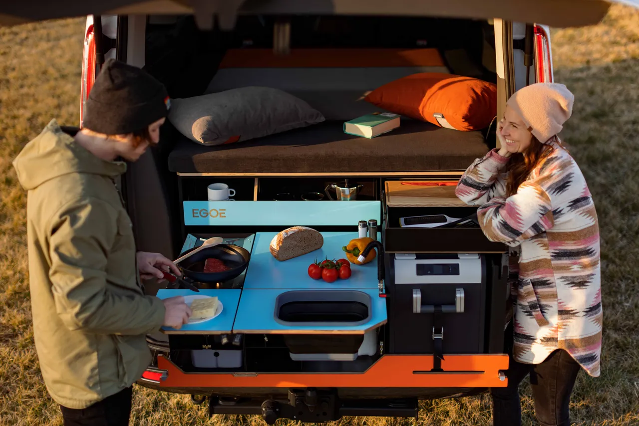 Detail kuchyňského modulu s dřezem a vařičem.