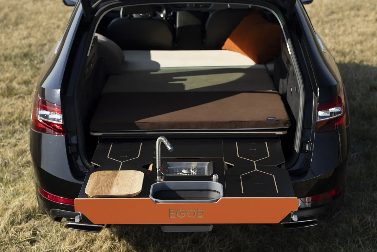 Různé typy aut s vestavbou