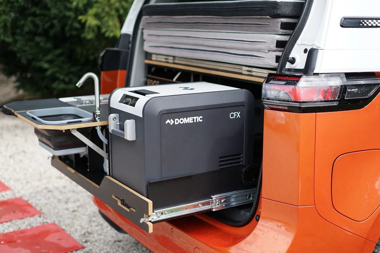 Pár vařící u kempingové vestavby v autě.