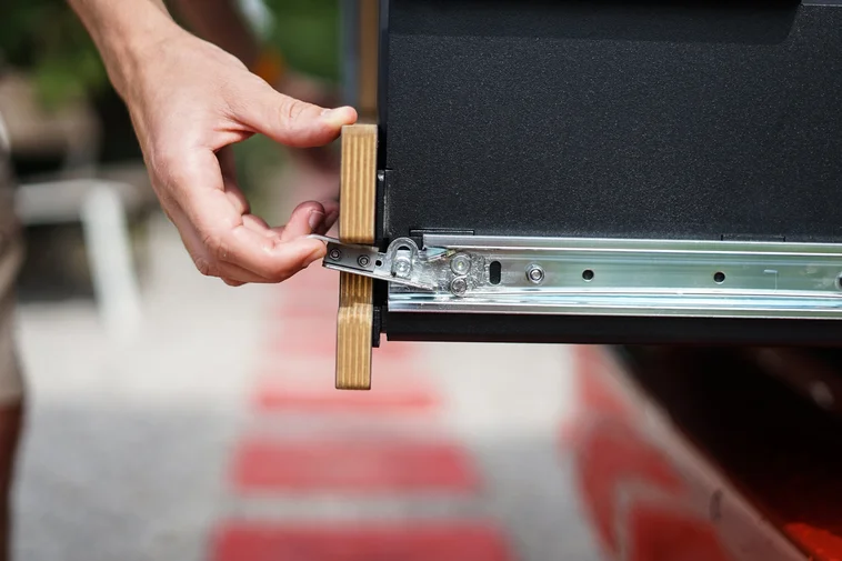 Pohled na lůžkovou úpravu uvnitř vozu.