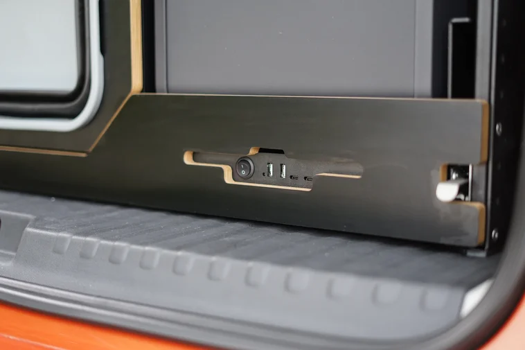 Detail boční kapsy s USB nabíjecími porty.