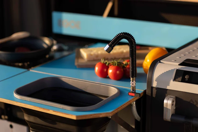 Detail boční kapsy s USB nabíjecími porty.