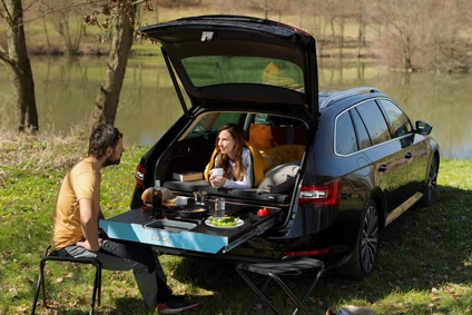 Kuchyňka a spaní v autovestavbě